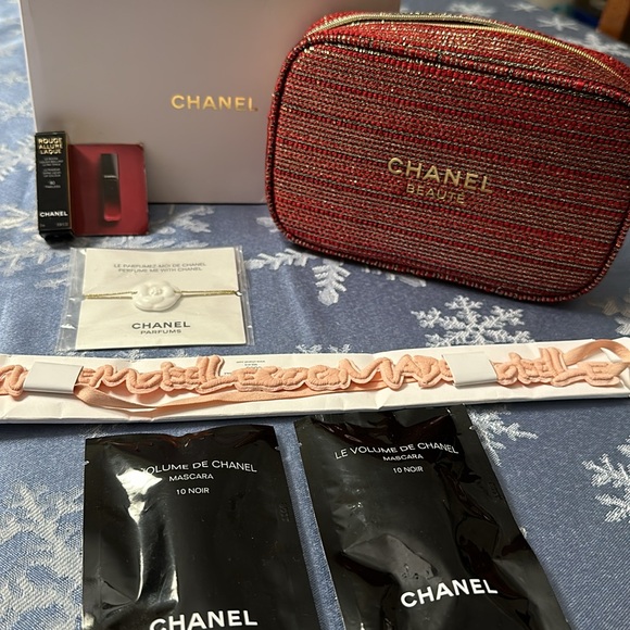 NEW Chanel Tweed Limited Edition Holiday red gold Beauty MakeUp Cosmetic Bag Red - Picture 5 of 11
